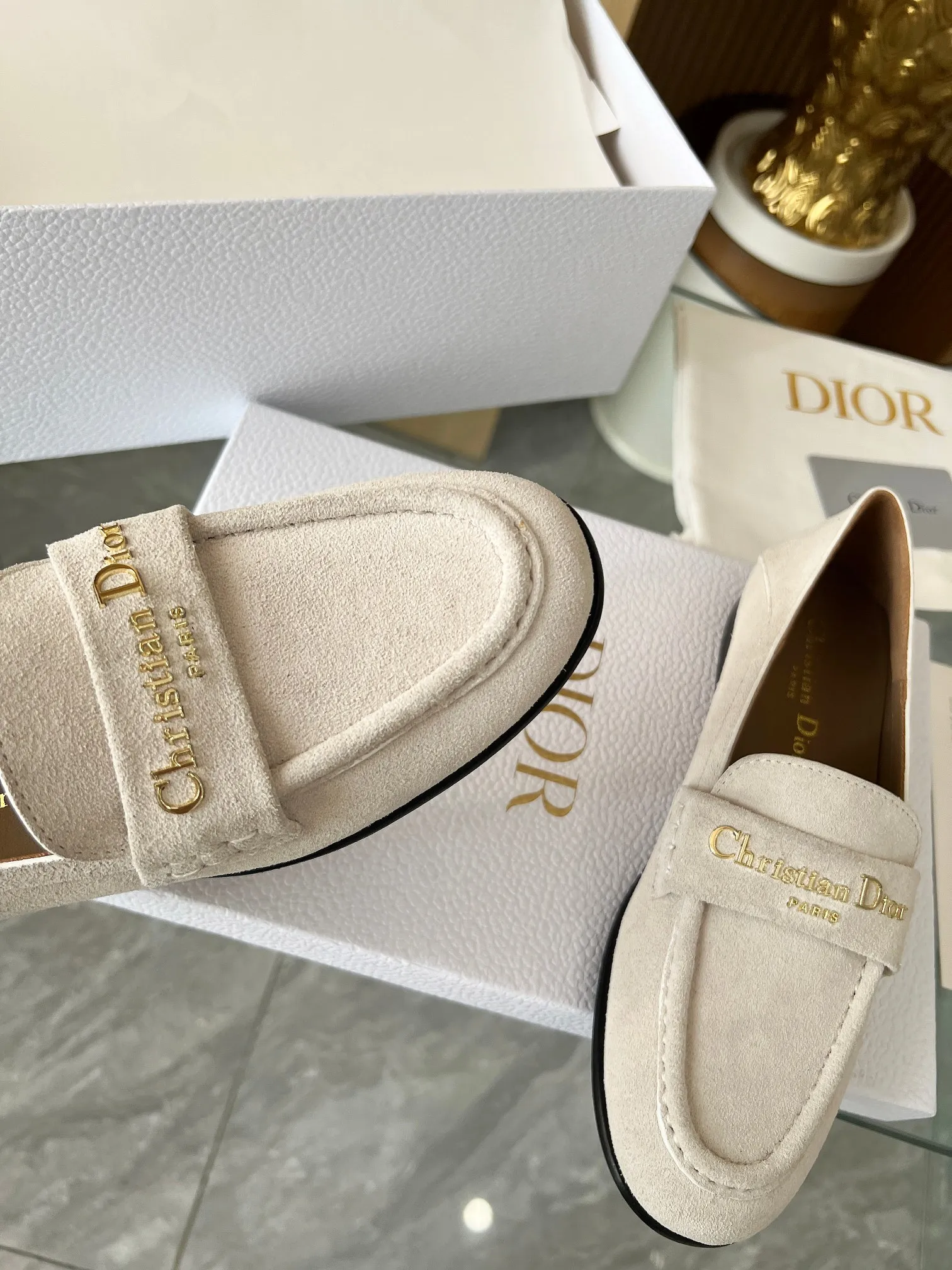 👟👟Ex-factory price 560👟👟 Dior's new spring and summer ultra-light series loafers are brand new. The layout strives to create fashionable classic items. New products created at the first major show of Paris Fashion Week. The inspiration is cleverly combined by D's chief designer on the perfect shoe shape. Paired with brand buckles, it is even more fashionable! Original version, perfect and exquisite workmanship!  ✔️Upper: original fabric ✔️Inner lining: imported sheepskin lining ✔️Sole: Italian genuine leather outsole ✔️Size: #35-41 (40 41 customized items are not returnable)